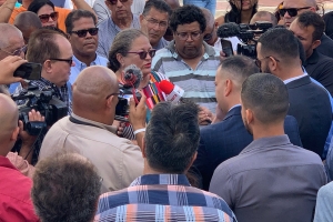 Taxistanan a protesta dilanti Bestuurskantoor awe mainta