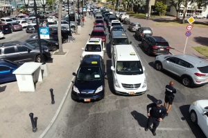 Taxistanan a protesta dilanti Bestuurskantoor awe mainta