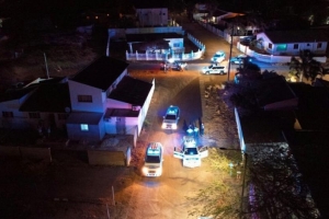Polis a detene mas di 30 persona riba prome anochi di toque de queda