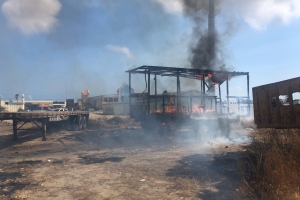 Bomberonan a paga trailer na candela na altura di ex Texas