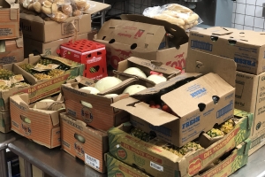 Renaissance Aruba cu donacion di fruta y berdura