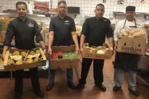 Renaissance Aruba cu donacion di fruta y berdura