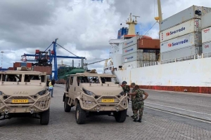Patruya militar Hulandes riba beach ta parti di control di costa di Aruba  