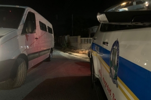 A comete destruccion riba auto di polis na Pos Chiquito
