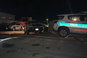 A comete destruccion riba auto di polis na Pos Chiquito