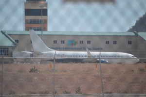 Avion a yega Aruba pa hiba e mediconan Mericano bek