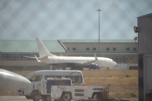 Avion a yega Aruba pa hiba e mediconan Mericano bek
