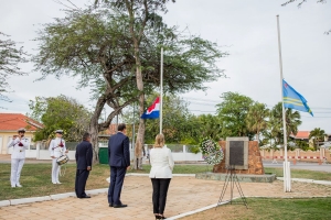 Gobernador a asisti na ceremonia di 'Dodenherdenking'