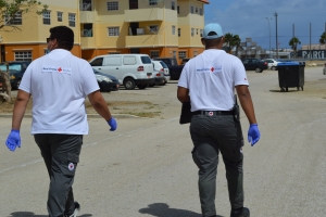 Cruz Cora Aruba, YMCA y Cede Aruba repartiendo cuminda cayente 