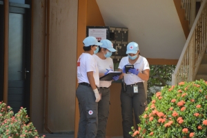 Cruz Cora Aruba, YMCA y Cede Aruba repartiendo cuminda cayente 