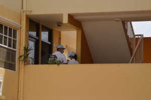 Cruz Cora Aruba, YMCA y Cede Aruba repartiendo cuminda cayente 