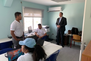 Gobernador ta bishita Cruz Cora Aruba