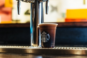 Renaissance Aruba Resort & Casino ta Habri Bek e prome Localidad di Starbucks