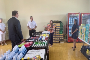 Gobernador a bishita Fundacion Pa Nos Comunidad