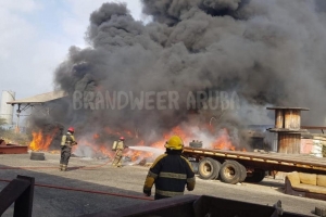 Bomberonan a atende cu candela di tire na Barcadera