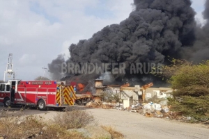 Bomberonan a atende cu candela di tire na Barcadera