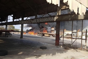 Bomberonan a atende cu candela di tire na Barcadera