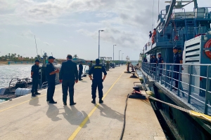 Gobernador a bishita Kustwacht y Warda di Polis San Nicolas