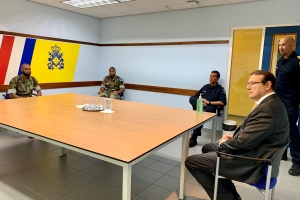 Gobernador a bishita Kustwacht y Warda di Polis San Nicolas