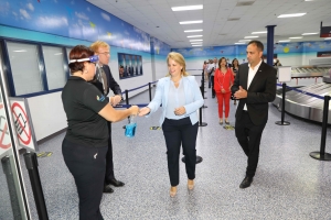Aeropuerto a mustra diahuebs cu nan ta cla pa reapertura di frontera 
