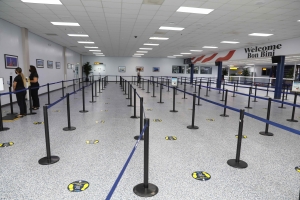 Aeropuerto a mustra diahuebs cu nan ta cla pa reapertura di frontera 