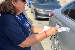 Hopi hende a acudi na 'drive-thru' di DIMP pa number di auto 