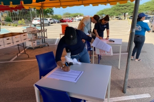 Hopi hende a acudi na 'drive-thru' di DIMP pa number di auto 