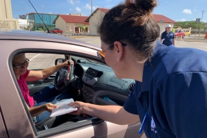 Hopi hende a acudi na 'drive-thru' di DIMP pa number di auto 