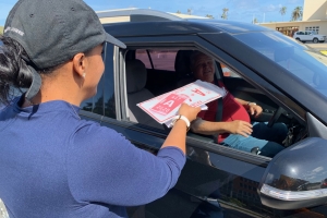 Hopi hende a acudi na 'drive-thru' di DIMP pa number di auto 