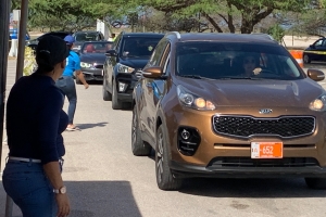 Drive-thru pa number di auto a bay bon pero hopi automobilista no a presenta 