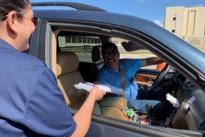 Drive-thru pa number di auto a bay bon pero hopi automobilista no a presenta 