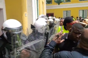 Manifestantenan rabia na Corsou a protesta entrega di 12.5% di salario   