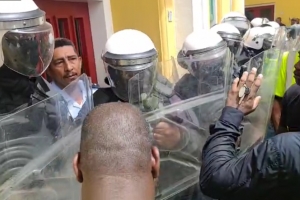 Manifestantenan rabia na Corsou a protesta entrega di 12.5% di salario   