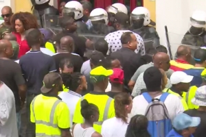 Manifestantenan rabia na Corsou a protesta entrega di 12.5% di salario   