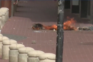 Manifestantenan na Corsou a causa destruccion den centro di Punda