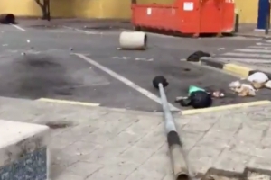 Manifestantenan na Corsou a causa destruccion den centro di Punda