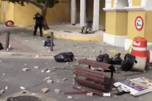 Manifestantenan na Corsou a causa destruccion den centro di Punda