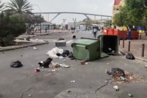 Manifestantenan na Corsou a causa destruccion den centro di Punda