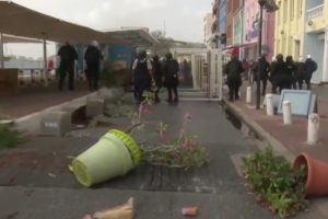 Manifestantenan na Corsou a causa destruccion den centro di Punda
