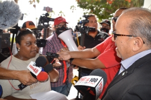 Docentenan a manifesta y exigi retiro di minister Rudy Lampe 