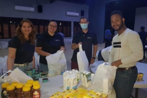 Kiwanis Club of Aruba a parti paketenan di cuminda pa 141 famia