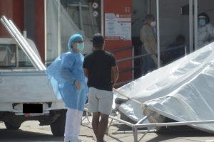 Rij largo di ciudadanonan cu ta test pa COVID-19 diaranson