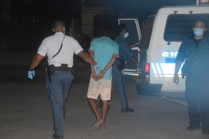 Polis a sigui cu detencionan durante Toque de Queda diadomingo marduga 
