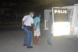 Polis a sigui cu detencionan durante Toque de Queda diadomingo marduga 
