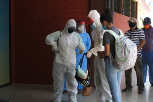 Pasaheronan di buelo humanitario a keda someti na control di COVID19 ora a yega Venezuela  