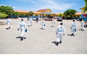 Voluntarionan di e bapor Freewinds ta sigui yuda desinfecta Aruba pa COVID19