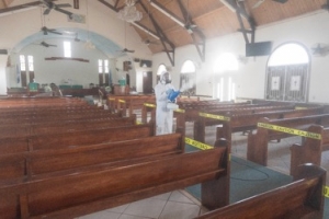 Voluntarionan di e bapor Freewinds ta sigui yuda desinfecta Aruba pa COVID19