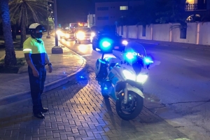 Polis a actua pa tiramento di boter riba parkeerplaats na Linear Park