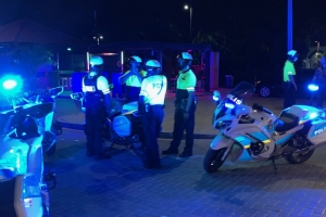 Polis a actua pa tiramento di boter riba parkeerplaats na Linear Park