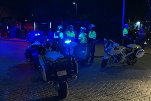 Polis a actua pa tiramento di boter riba parkeerplaats na Linear Park